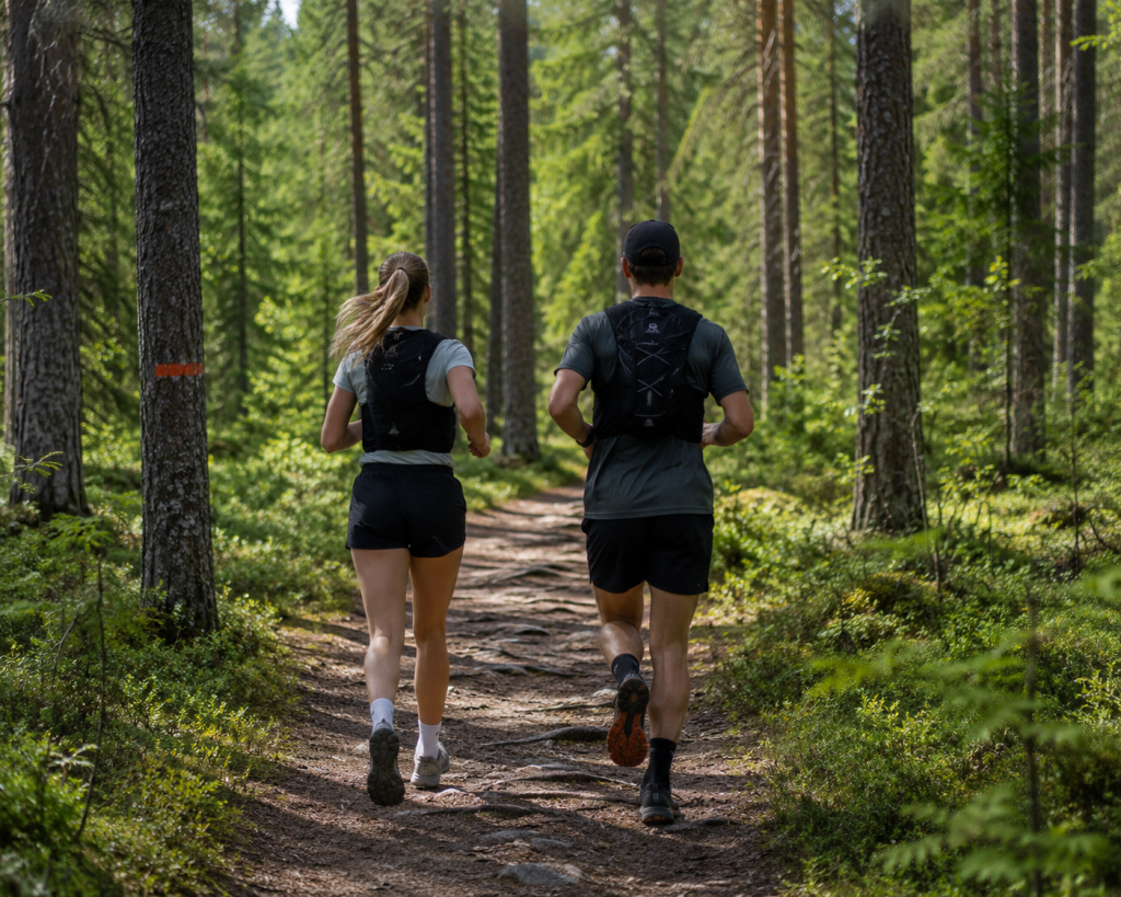Kaksi juoksijaa polulla