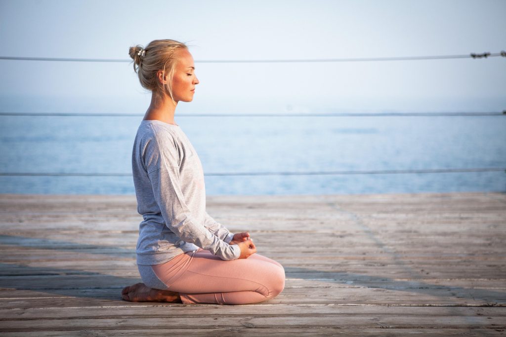 Kuva meditoivasta naisesta