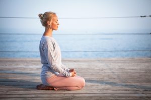 Kuva meditoivasta naisesta